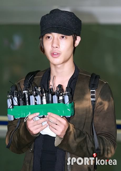 [HyunJoong] En el aeropuerto de vuelta a Corea 200909161432529761