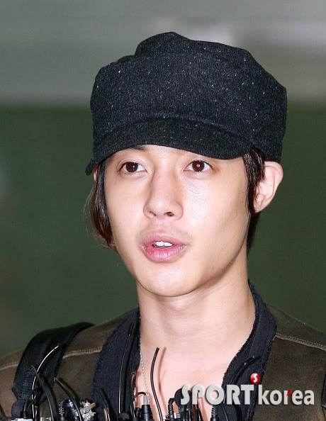 [HyunJoong] En el aeropuerto de vuelta a Corea 200909161436487811