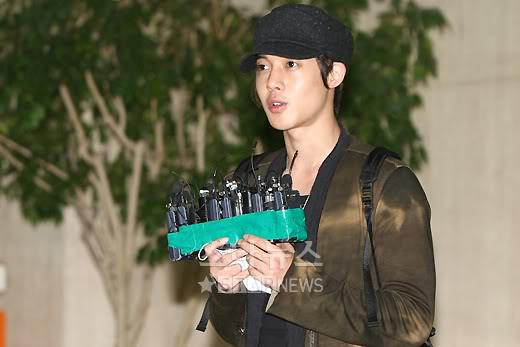 [HyunJoong] En el aeropuerto de vuelta a Corea Tn125307924310597580120