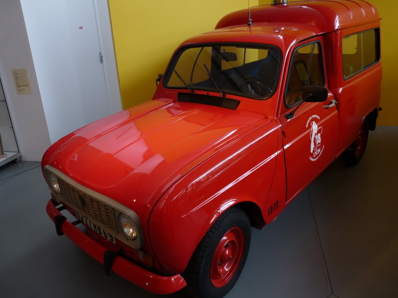 Musée Auto Moto Vélo de Châtellerautl-Expo 50 ans de 4L P1110692