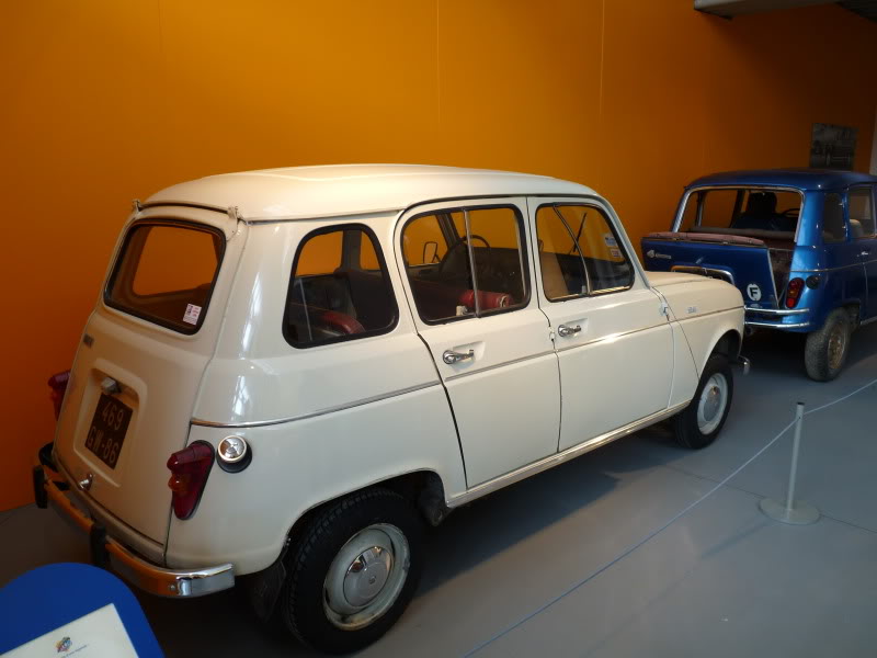 Musée Auto Moto Vélo de Châtellerautl-Expo 50 ans de 4L P1110693