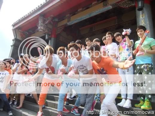 [EVENT] 100813 ZE:A And Fahrenheit At The Temple in Taiwan 55235177201008141118361958150080264_012