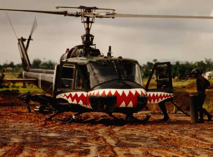 Bell UH-1C (Hobbyboss 1:72) Shark170