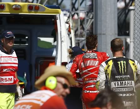 Nicky Hayden photo's - Page 4 Nickyandcolinaftercrashrealpissedof