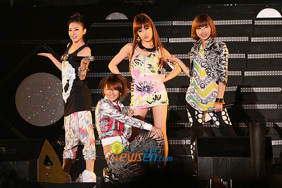 K-music : groupes mineurs - Page 4 20091010_2ne1dc_3