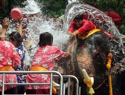   TẾT LÀO Water-splashing-festivalLaos05