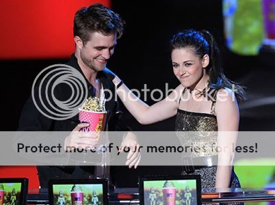 Mejor beso Rob y Kristen en los premios Awards 2010-ma-winners-097