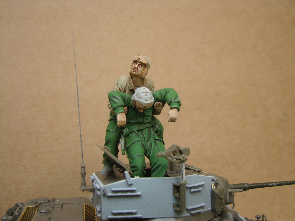 Effets d'une mine dans les Ardennes 1944 : Stuart M5a1 (AFV CLUB - A35S60), figurines (VERLINDEN), accessoires (TAMIYA) [ Diorama terminé ] DSC08863