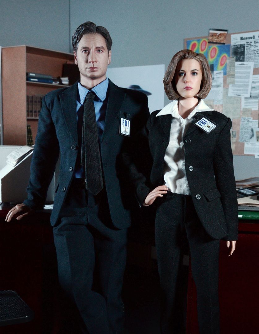 The X-Files - Special agents Mulder & Scully (+FBI office diorama) Xfiles_05