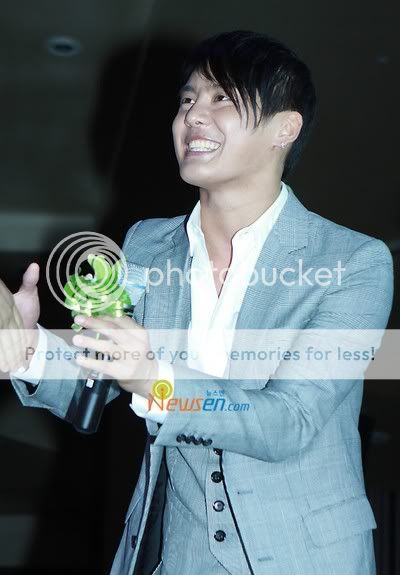 [07.05.10][news][Xiah Junsu đi hát đám cưới] 100504star1Xiah-11