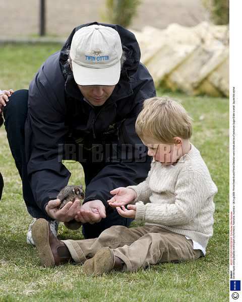 Federico de Dinamarca - Página 4 206-08-2008DanishroyalsvisitingZ-4