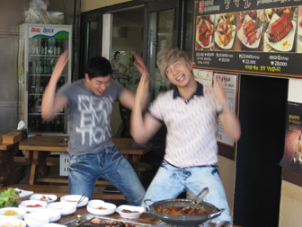  [2010/7/4][pics]U-Kiss - Chef Kiss - Recording @Cooking studio + Restaurant 53376610201007030207591600640824-1