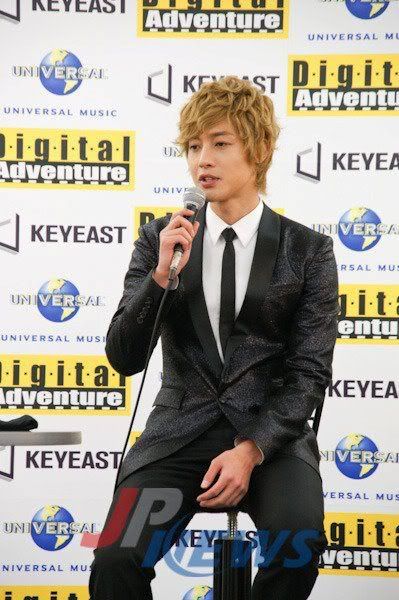 [HJL] Press Conference in Osaka Intl Convention Centre [11.11.09] (3)  300743_311882082171368_231614143531496_1361043_759612325_n