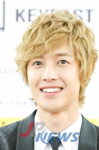 [HJL] Press Conference in Osaka Intl Convention Centre [11.11.09] (3)  300743_311882095504700_231614143531496_1361045_1242732679_n