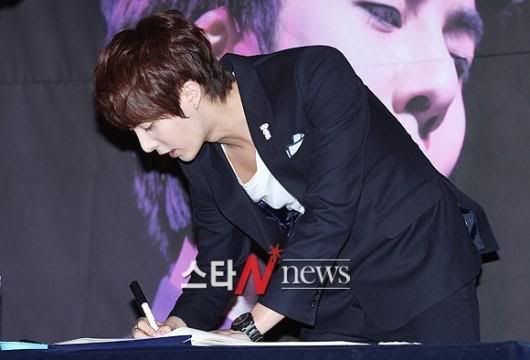 [HJB] Special Edition DVD Fansign Event [13.11.11] (2) 377651_313479765344933_231614143531496_1365892_1709307247_n