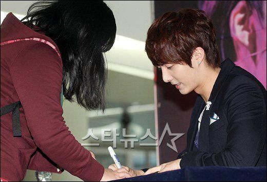 [HJB] Special Edition DVD Fansign Event [13.11.11] (2) 379661_313479382011638_231614143531496_1365886_650920236_n