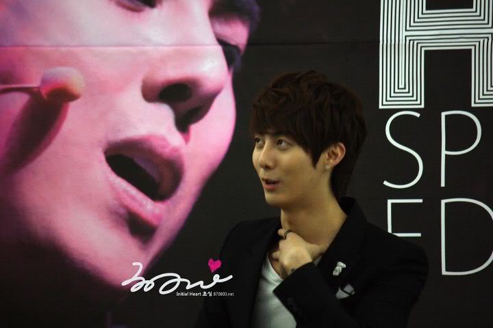 [HJB] Special Edition DVD Fansign Event [13.11.11] (3)  381226_313539542005622_231614143531496_1366041_554446096_n