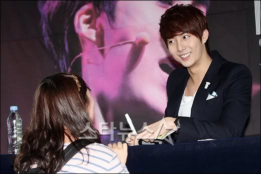 [HJB] Special Edition DVD Fansign Event [13.11.11] 64380cd7912397dd014866425982b2b7d0a28747