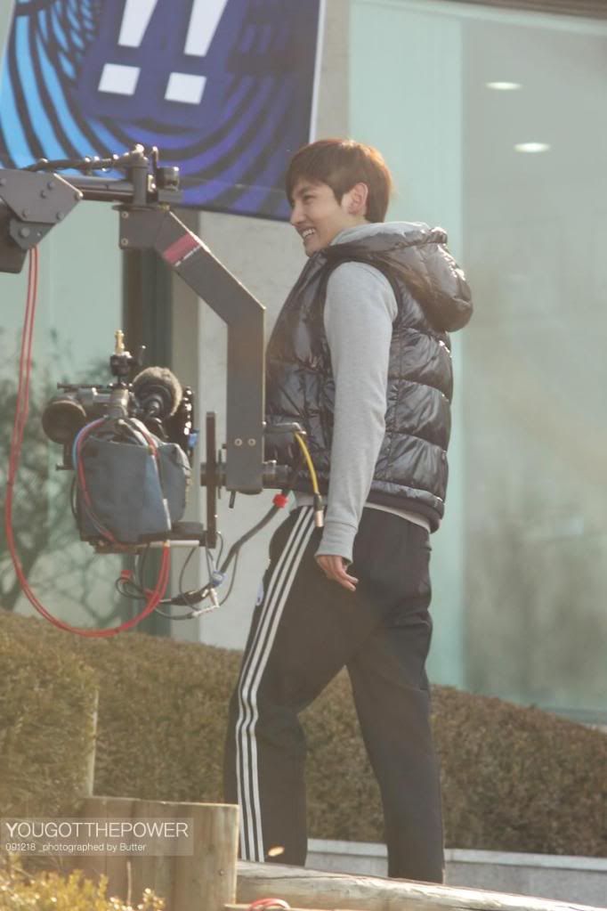 [Pic][08.01.10] Paradise Meadow filming 25aa86213dfb2a74ad34deb2