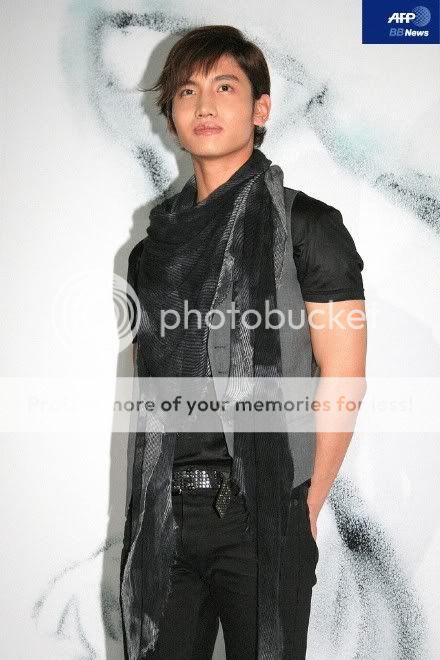 [Pic][23.06.10] Changmin – CHANEL 2010/2011 fall and winter fashion collection Yuibkkss2