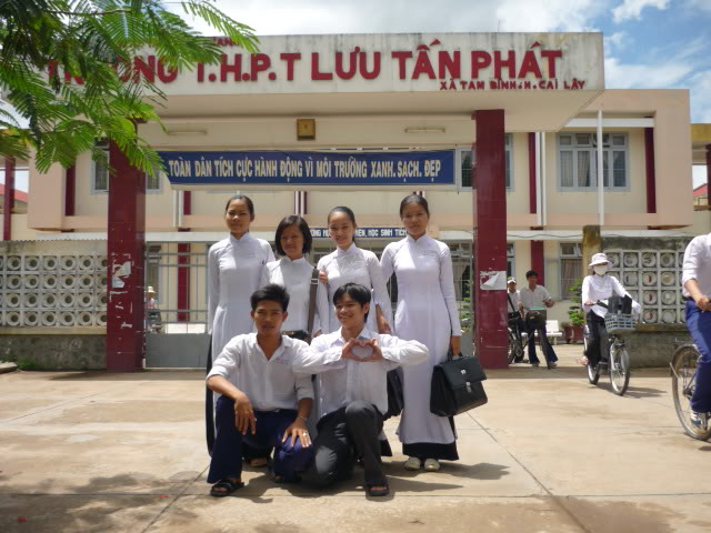 HÌNH ẢNH LỚP 12B2 P1000539