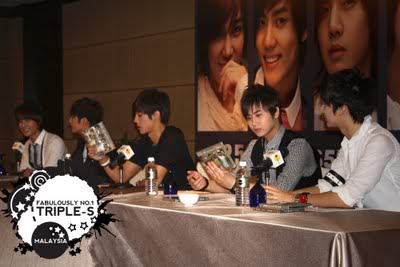 [trans] Conferencia de prensa en Malasia Checkingalbum