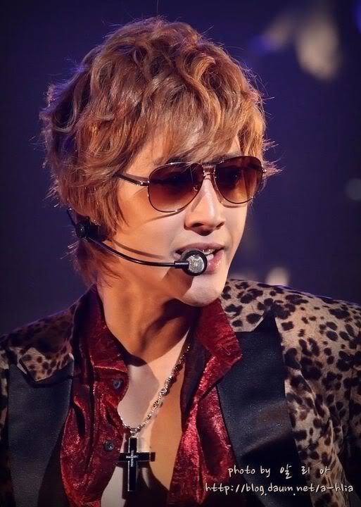 [HJL] Japan Tour Concert - Fukuoka [23.11.11]  302164_320057781353798_231614143531496_1386653_1298528015_n