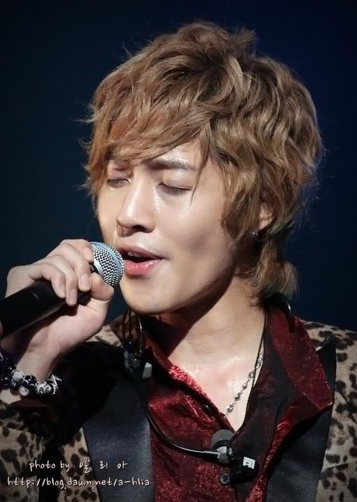 [HJL] Japan Tour Concert - Fukuoka [23.11.11]  310787_320058358020407_231614143531496_1386658_1559977148_n