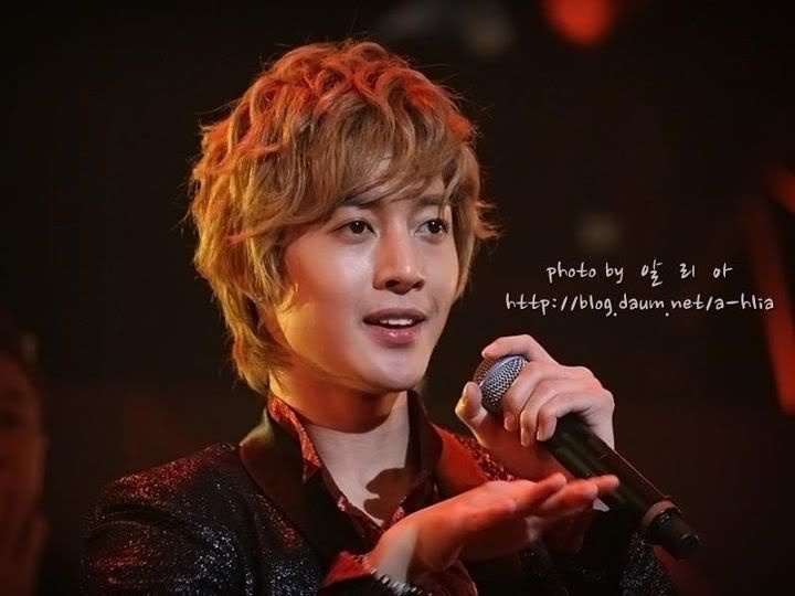 [HJL] Japan Tour Concert - Fukuoka [23.11.11]  314688_320055688020674_231614143531496_1386628_55834123_n