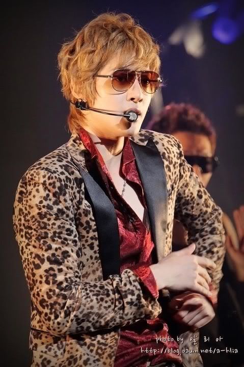 [HJL] Japan Tour Concert - Fukuoka [23.11.11]  319900_320056768020566_231614143531496_1386642_991469322_n