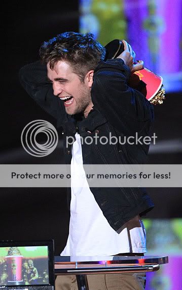 6.06.2010 capturas de los mtv movie awards Robert-pattinson-101672484