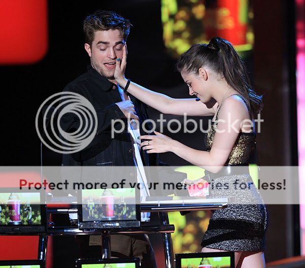 6.06.2010 capturas de los mtv movie awards Robert-pattinson-kristen-stewart-2