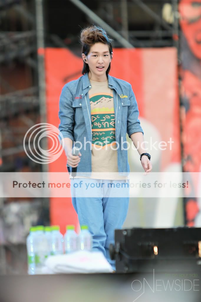 100821 Onew @ SM Town Live E00726764c7361e5ac90c