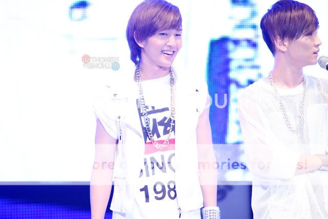 100724 Onew @ Y-Star Live Power Music F00953874c4b18ed91a94