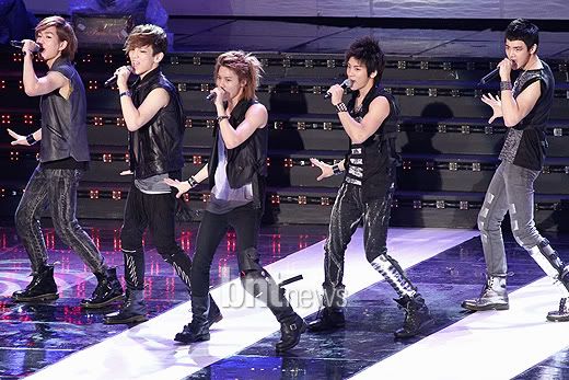 100828 SHINee @ Jamsil Let's Start Sharing Concert  1282994819_8e056d347ba6dcc01057374f00c08247