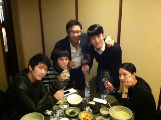 [6.1.12] Heechul, Siwon (Super Junior) cùng ăn tối với BoA, Lee Soo Man, Jungmo (TRAX) 1108