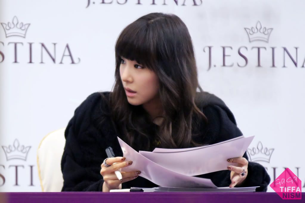 {111204} Tiffany @ J.ESTINA Fansigning Event DSC08353