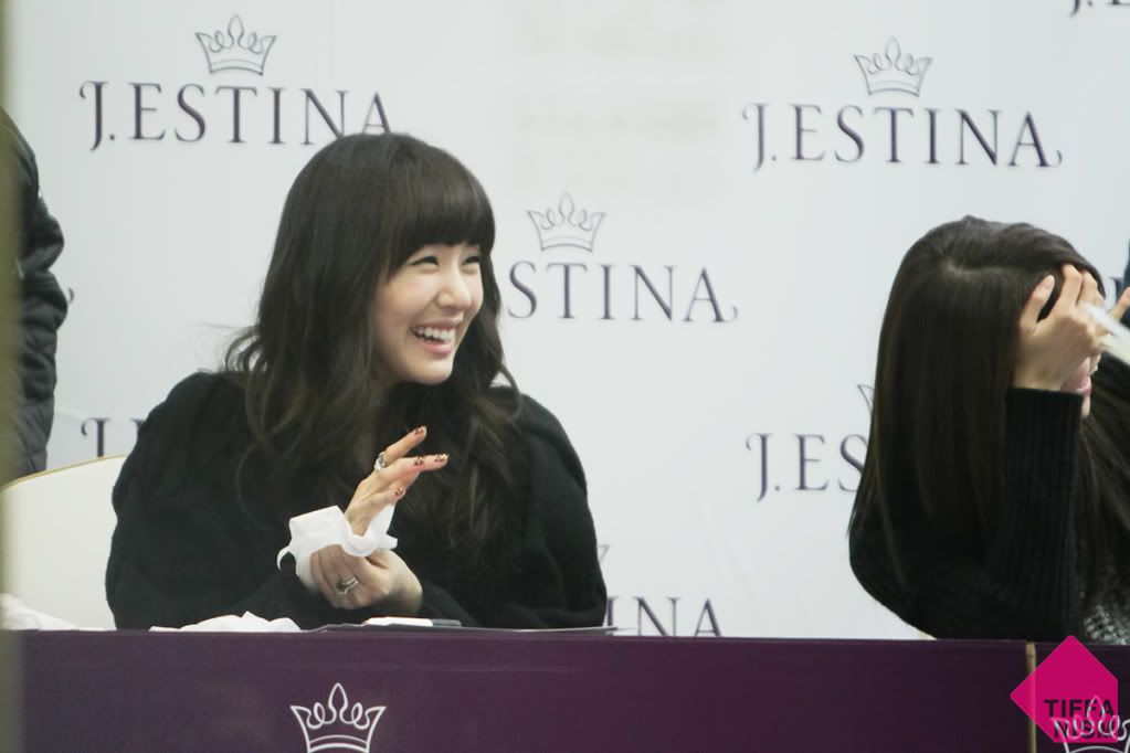 {111204} Tiffany @ J.ESTINA Fansigning Event IMG_6718