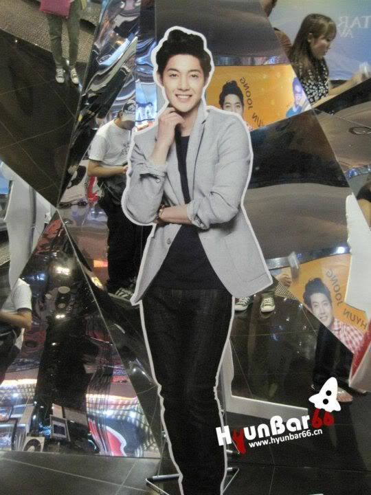 [random] Kim Hyun Joong ~ en Lotte Duty Free Star Avenue 299892_225645817492649_138565976200634_607967_1520372667_n