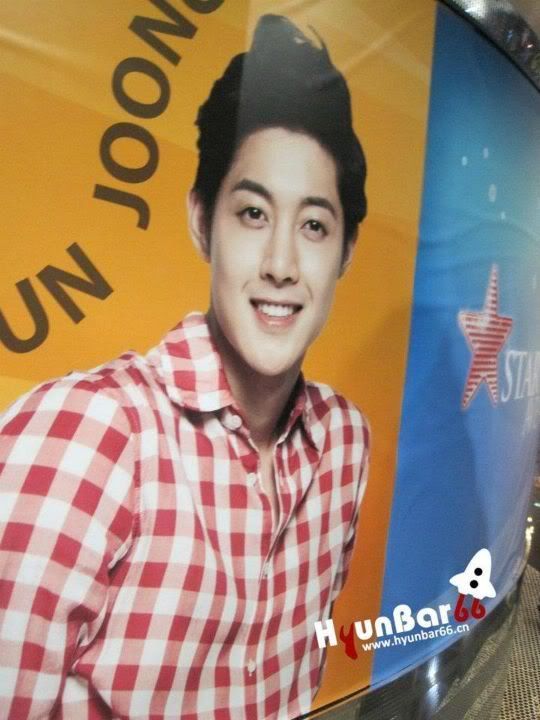 [random] Kim Hyun Joong ~ en Lotte Duty Free Star Avenue 310885_225645900825974_138565976200634_607968_457038009_n