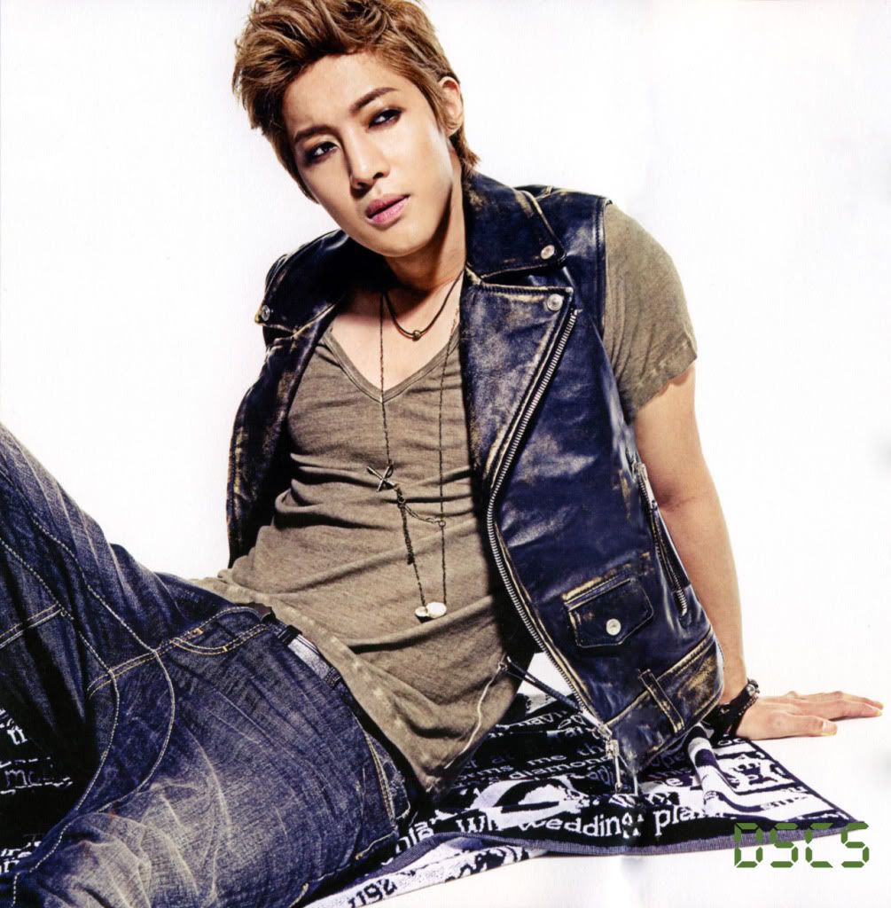 [scans] Hyun Joong ‘Lucky’ 2nd mini album photobook 67e324d65378724a9b5027b