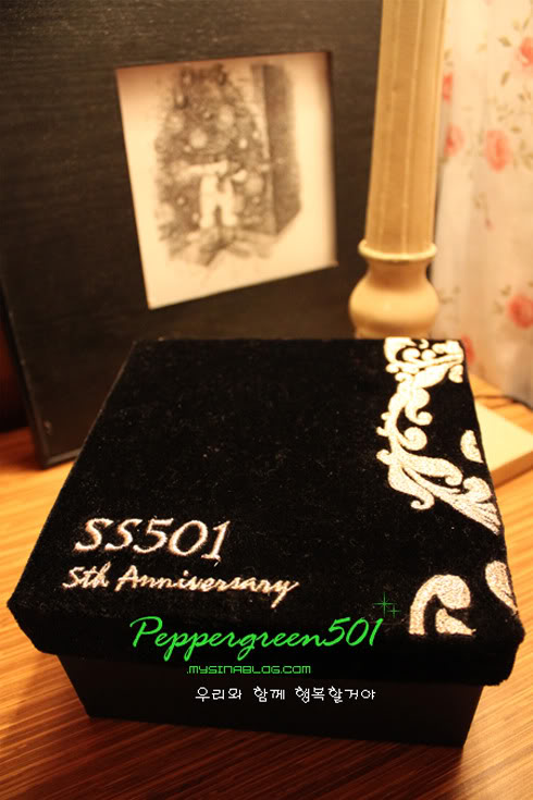 [random+SS501] SS501 5th Anniversary & Comeback regalo de las Triple S de Hong Kong + 3 capturas del comeback en Music Bank SS_gift001-1