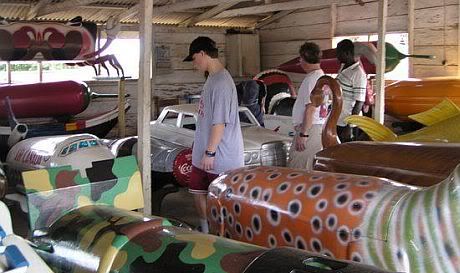 Chuyện lạ bốn phương 2010-10-06-16-36-09-11-coffins-designed-like-what-people-wish-is-for-dead