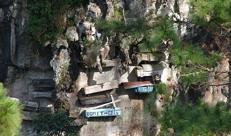 Chuyện lạ bốn phương 2010-10-06-16-36-09-7-the-bo-people-of-china-hang-coffins-off-a-cliff-by