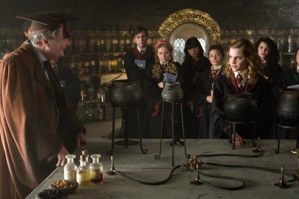 [Harry Potter & the Half-blood Prince] Promotional - Official trailer - Page 2 MV5BMjEyOTczNjI2NV5BMl5BanBnXkFtZTc