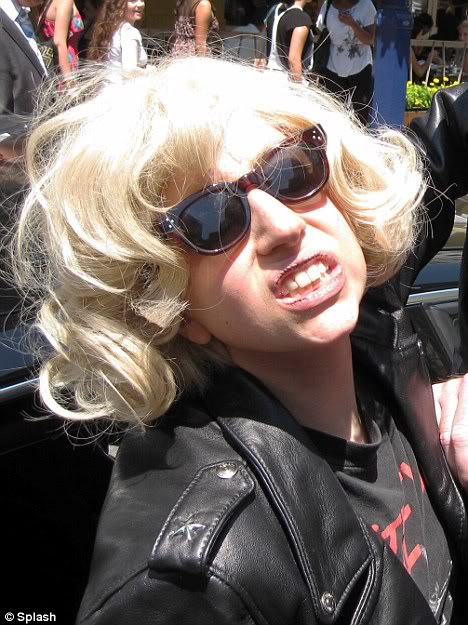 [Pics][11.07.10] Gaga out in Toronto Article-0-0A67D51E000005DC-919_468x625