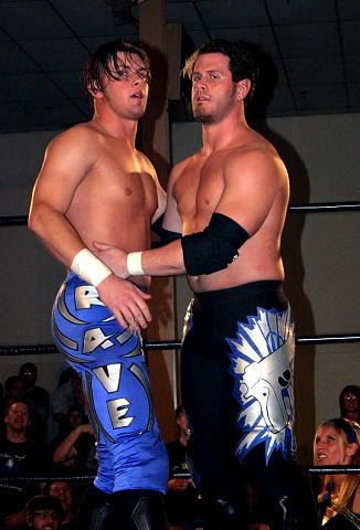 Alex Shelley et  Jimmy Rave dans les amants lol Gropes