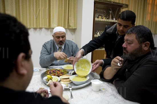 يوم في حياة رئيس وزراء فلسطين بالصور(هنيـــــــــــــة) 090207013218J6jy1