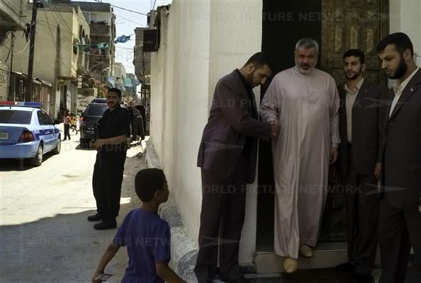 يوم في حياة رئيس وزراء فلسطين بالصور(هنيـــــــــــــة) Jpg2m