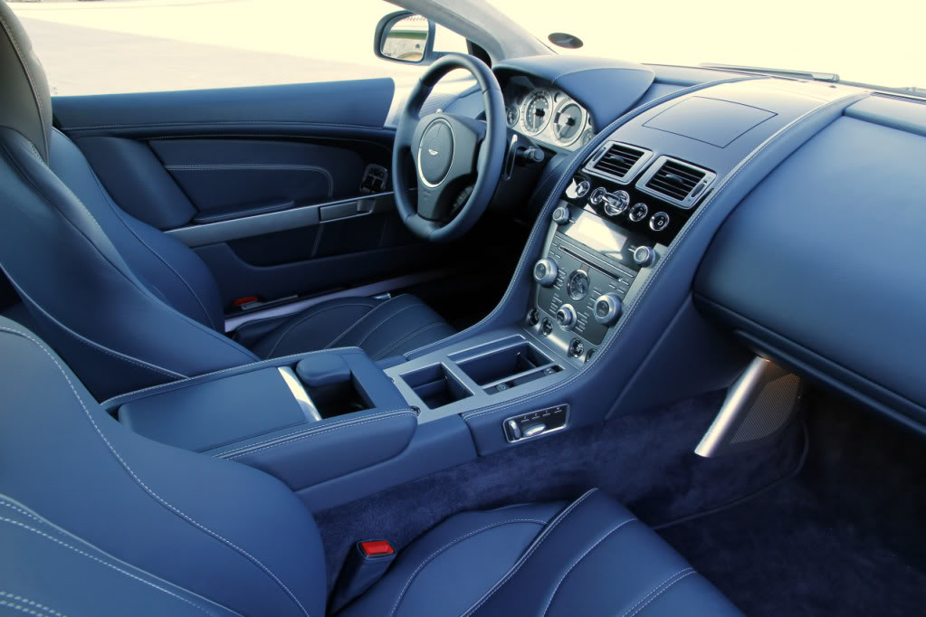 Video y Fotos: Aston Martin VIirage Virage-stratus-white11